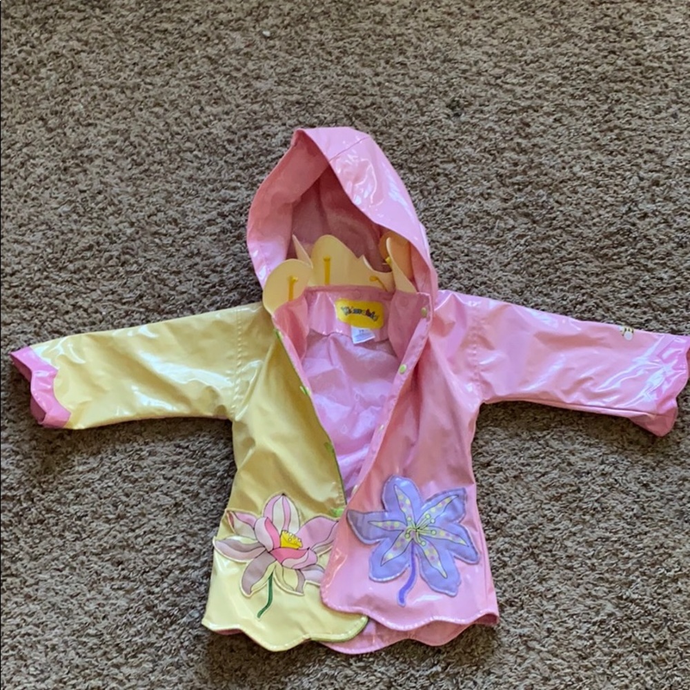Kids raincoat with detachable hood.